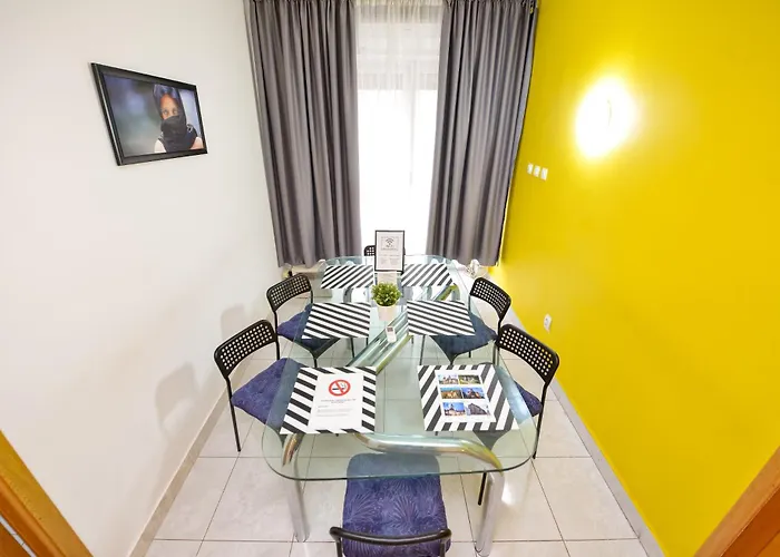 Ideal Unirii Square بوخارست