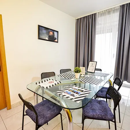 Ideal Unirii Square * בוקרשט